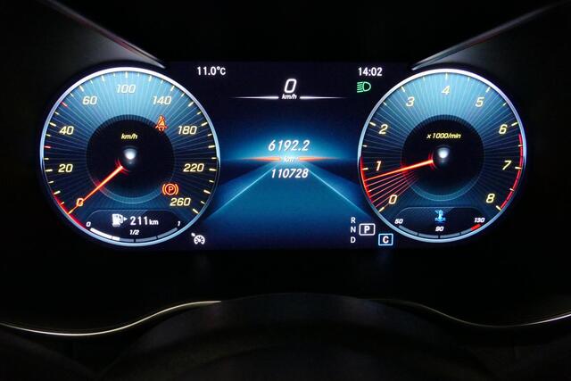 Mercedes-Benz C-KLASSE Estate 160 AMG Line / Panamericana Grill / Elektr. verstelbare voorstoelen / LED High Performance / Stoelverwarming / Elektr. achterklep / 19'' LMV / Night-Pakket / Spiegelpakket / Dynamic Select / Navigatie / Cruise Control / Regensensor / Virtual Cockpi