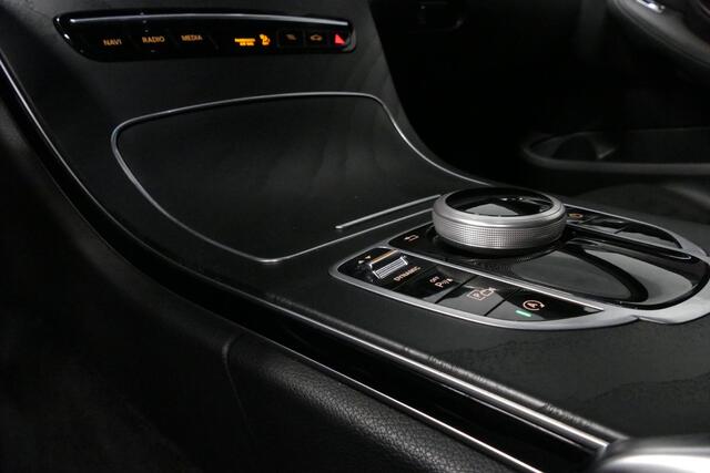 Mercedes-Benz C-KLASSE Estate 160 AMG Line / Panamericana Grill / Elektr. verstelbare voorstoelen / LED High Performance / Stoelverwarming / Elektr. achterklep / 19'' LMV / Night-Pakket / Spiegelpakket / Dynamic Select / Navigatie / Cruise Control / Regensensor / Virtual Cockpi