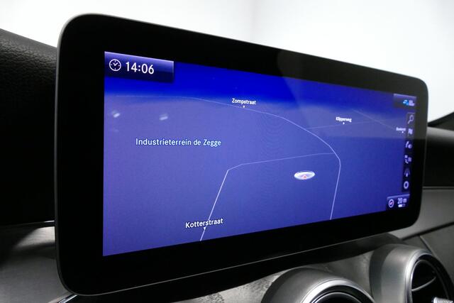 Mercedes-Benz C-KLASSE Estate 160 AMG Line / Panamericana Grill / Elektr. verstelbare voorstoelen / LED High Performance / Stoelverwarming / Elektr. achterklep / 19'' LMV / Night-Pakket / Spiegelpakket / Dynamic Select / Navigatie / Cruise Control / Regensensor / Virtual Cockpi
