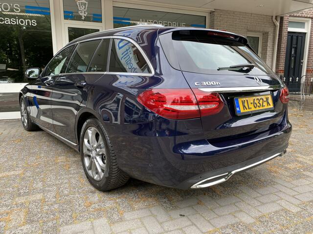 Mercedes-Benz C-KLASSE Estate 300 CDI HYBRID Lease Edition NL Dealer Geleverde Auto Autom. Airco/Half lederen bekl./Cruise Contr./Verw. Elektr. verstbare stoelen/Park. Assistent+sensoren V+A/Elektr. verst.b. en verwarmde buitensp./Navigatie Fullmap/ All Season Banden/Multifunct