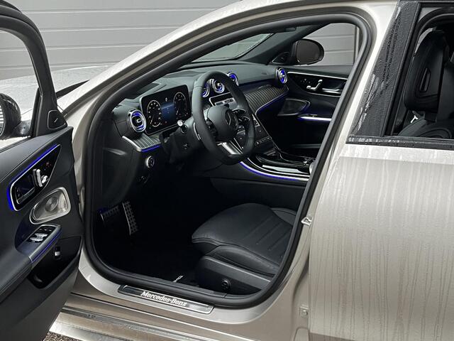Mercedes-Benz C-KLASSE Estate 200 | Panoramadak | AMG Night | Zwart leer | Trekhaak | 360° Camera | Head-Up Display | Elektrisch Verstelbare Voorstoelen + Memory | Burmester 3D Surround Sound |