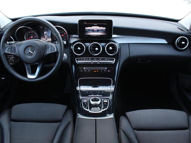 Mercedes-Benz C-KLASSE Estate 180 Premium AUTOMAAT / Trekhaak (1800 KG) / Navigatie / Parkeer Pakket / Stoelverwarming Voor / Elektrisch Bedienbare Achterklep /