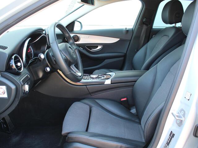 Mercedes-Benz C-KLASSE Estate 180 Premium AUTOMAAT / Trekhaak (1800 KG) / Navigatie / Parkeer Pakket / Stoelverwarming Voor / Elektrisch Bedienbare Achterklep /