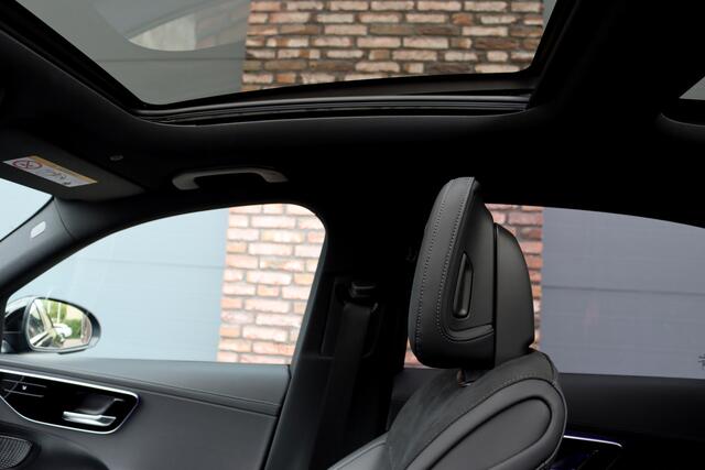 Mercedes-Benz C-KLASSE 300 e 4MATIC AMG Line Aut9 | Panoramadak | Distronic+ | Verwarmd Stuurwiel | Stoelverwarming Achter | Surround Camera | Nightpakket | High Perf. LED |