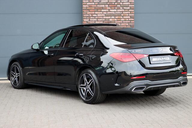 Mercedes-Benz C-KLASSE 300 e 4MATIC AMG Line Aut9 | Panoramadak | Distronic+ | Verwarmd Stuurwiel | Stoelverwarming Achter | Surround Camera | Nightpakket | High Perf. LED |