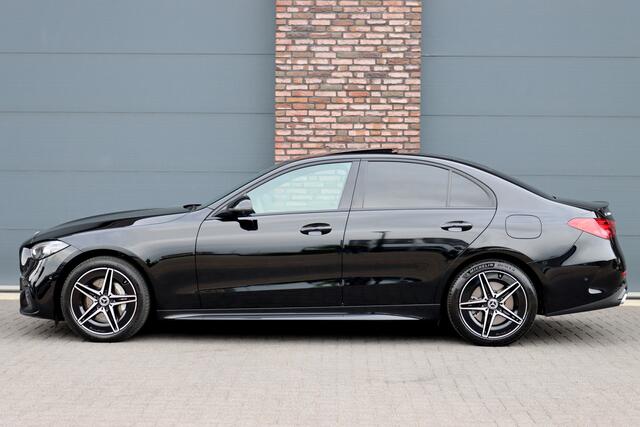 Mercedes-Benz C-KLASSE 300 e 4MATIC AMG Line Aut9 | Panoramadak | Distronic+ | Verwarmd Stuurwiel | Stoelverwarming Achter | Surround Camera | Nightpakket | High Perf. LED |