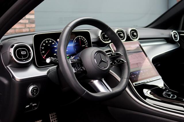 Mercedes-Benz C-KLASSE 300 e 4MATIC AMG Line Aut9 | Panoramadak | Distronic+ | Verwarmd Stuurwiel | Stoelverwarming Achter | Surround Camera | Nightpakket | High Perf. LED |