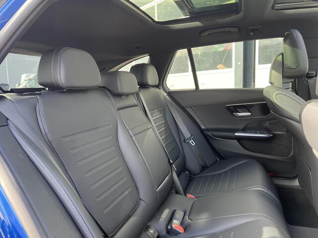 Mercedes-Benz C-KLASSE Estate 300 e Business Solution AMG | Night Pakket | Panoramadak | Trekhaak | 360° Camera | DISTRONIC Afstandsassistent | Dodehoekassistent | Sierdelen Lindehout Antraciet | Elektrisch Verstelbare Stoelen + Memory | Apple CarPlay | Android Auto