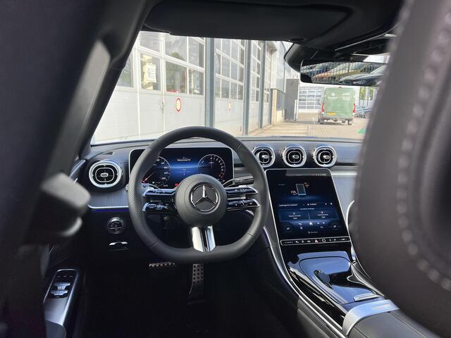 Mercedes-Benz C-KLASSE Estate 300 e Business Solution AMG | Night Pakket | Panoramadak | Trekhaak | 360° Camera | DISTRONIC Afstandsassistent | Dodehoekassistent | Sierdelen Lindehout Antraciet | Elektrisch Verstelbare Stoelen + Memory | Apple CarPlay | Android Auto
