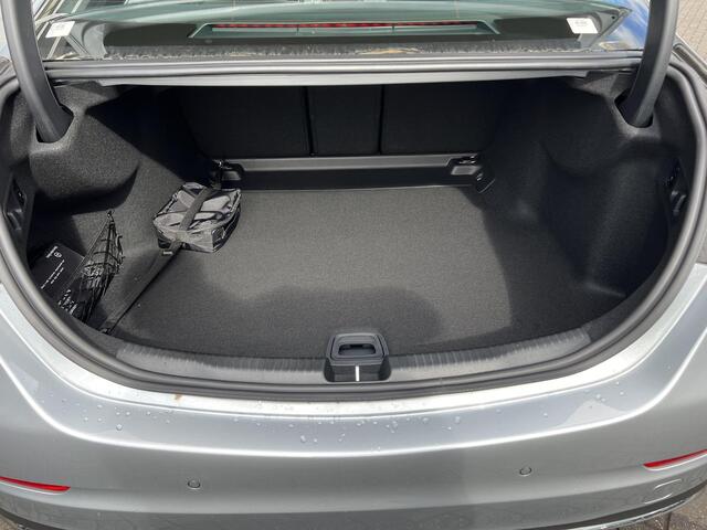 Mercedes-Benz C-KLASSE 180 Star Edition Luxury LIMITED | Panoramadak | DISTRONIC Afstandsassistent | Elektrisch Verstelbare Stoelen + Memory | Dodehoekassistent | Apple CarPlay | Android Auto | Sfeerverlichting | Stoelverwarming | Elektrisch Inklapbare Buitenspiegels