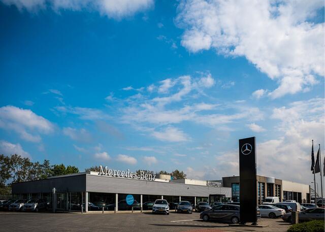 Mercedes-Benz C-KLASSE Estate 300 e AMG Plug-In Hybride AMG Line Advanced Plus | Night Pakket | Trekhaak | Panorama Schuif-Kanteldak. Inclusief 24 maanden Mercedes-Benz Certified garantie voor Europa.
