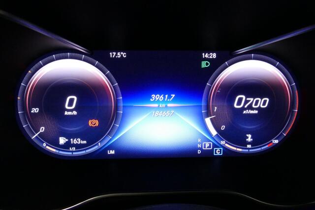 Mercedes-Benz C-KLASSE 180 AMG Line / C63S AMG Diffuser / Panamericana Grill / Ambienteverlichting / Apple Carplay - Android auto / Multibeam LED / Stoelverwarming / Achteruitrijcamera / Night pakket / 19'' LMV / Dynamic Select / Draadloze telefoonlader / Grootlicht assistent /
