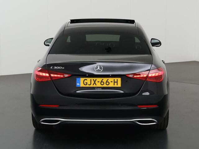 Mercedes-Benz C-KLASSE 300 e Luxury Line | Panorama-dak | Donkergetint glas | Electrische stoelen met geheugen | Sfeerverlichting