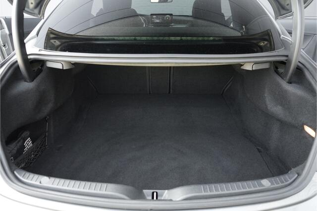 Mercedes-Benz C-KLASSE Coupé 300 AMG Pano Burmester Distronic 19"