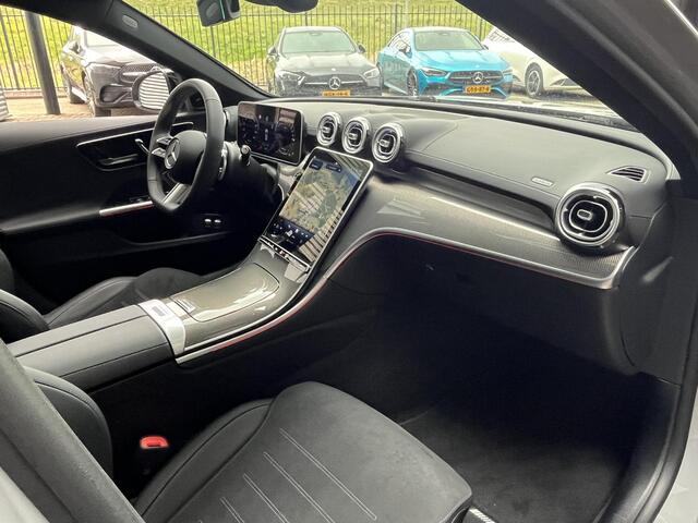 Mercedes-Benz C-KLASSE Estate 300 e Star Edition AMG | Night Pakket | Panoramadak | Burmester 3D Surround Sound | Elektrisch Verstelbare Stoelen + Memory | Dodehoekassistent | Apple CarPlay | Android Auto | Sfeerverlichting | Stoelverwarming | Elektrische Achterklep