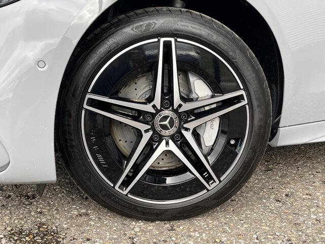 Mercedes-Benz C-KLASSE Estate 300 e Star Edition AMG | Night Pakket | Panoramadak | Burmester 3D Surround Sound | Elektrisch Verstelbare Stoelen + Memory | Dodehoekassistent | Apple CarPlay | Android Auto | Sfeerverlichting | Stoelverwarming | Elektrische Achterklep