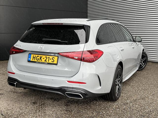 Mercedes-Benz C-KLASSE Estate 300 e Star Edition AMG | Night Pakket | Panoramadak | Burmester 3D Surround Sound | Elektrisch Verstelbare Stoelen + Memory | Dodehoekassistent | Apple CarPlay | Android Auto | Sfeerverlichting | Stoelverwarming | Elektrische Achterklep