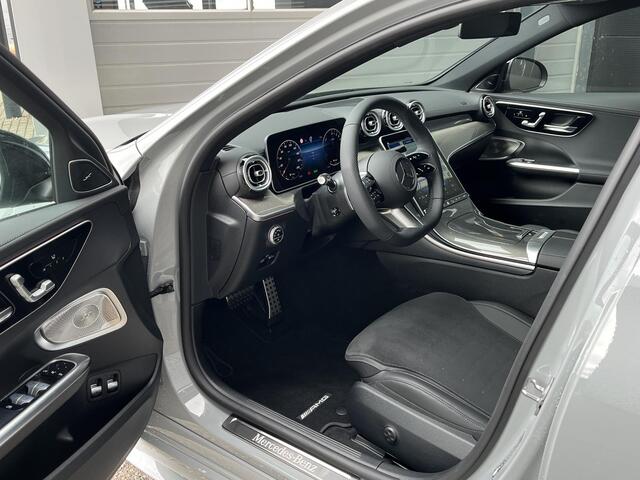 Mercedes-Benz C-KLASSE Estate 300 e Star Edition AMG | Night Pakket | Panoramadak | Burmester 3D Surround Sound | Elektrisch Verstelbare Stoelen + Memory | Dodehoekassistent | Apple CarPlay | Android Auto | Sfeerverlichting | Stoelverwarming | Elektrische Achterklep