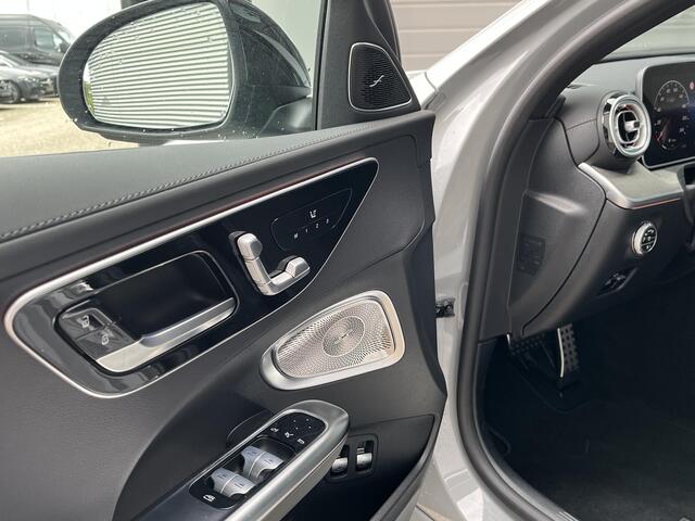 Mercedes-Benz C-KLASSE Estate 300 e Star Edition AMG | Night Pakket | Panoramadak | Burmester 3D Surround Sound | Elektrisch Verstelbare Stoelen + Memory | Dodehoekassistent | Apple CarPlay | Android Auto | Sfeerverlichting | Stoelverwarming | Elektrische Achterklep