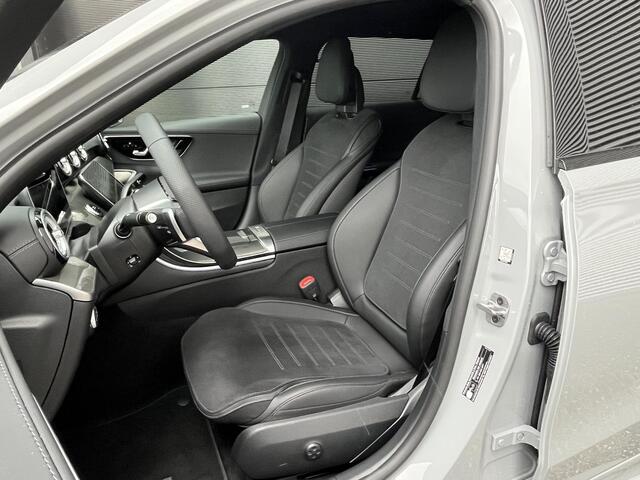 Mercedes-Benz C-KLASSE Estate 300 e Star Edition AMG | Night Pakket | Panoramadak | Burmester 3D Surround Sound | Elektrisch Verstelbare Stoelen + Memory | Dodehoekassistent | Apple CarPlay | Android Auto | Sfeerverlichting | Stoelverwarming | Elektrische Achterklep