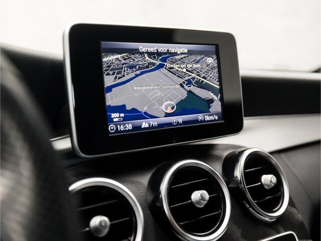 Mercedes-Benz C-KLASSE 180 AMG Sport 157Pk Automaat (APPLE CARPLAY, NAVIGATIE, LEDER, CAMERA, BURMESTER, STOELVERWARMING, GETINT GLAS, ELEK SPORTSTOELEN, TREKHAAK, ZWART HEMEL, KEYLESS, NIEUWSTAAT)