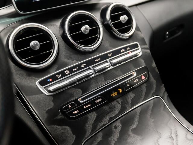 Mercedes-Benz C-KLASSE 180 AMG Sport 157Pk Automaat (APPLE CARPLAY, NAVIGATIE, LEDER, CAMERA, BURMESTER, STOELVERWARMING, GETINT GLAS, ELEK SPORTSTOELEN, TREKHAAK, ZWART HEMEL, KEYLESS, NIEUWSTAAT)