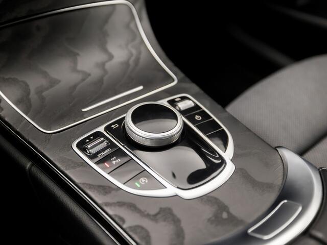 Mercedes-Benz C-KLASSE 180 AMG Sport 157Pk Automaat (APPLE CARPLAY, NAVIGATIE, LEDER, CAMERA, BURMESTER, STOELVERWARMING, GETINT GLAS, ELEK SPORTSTOELEN, TREKHAAK, ZWART HEMEL, KEYLESS, NIEUWSTAAT)