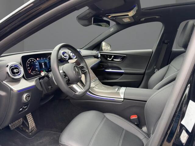 Mercedes-Benz C-KLASSE Estate 300e AMG Line ** DIGI LED, NAVI, LEDER, PANORAMA, MEMORY, STOEL AIRCO, ACC ** Slechts 16.873km. - UNFALLFREI ** ** INFORMEER OOK NAAR ONZE AANTREKKELIJKE FINANCIAL-LEASE TARIEVEN **