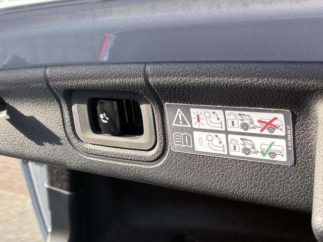 Mercedes-Benz C-KLASSE 300 e | AMG Line | Panoramadak | Trekhaak | Premium Plus | Night Pakket | Winter Pakket | Elektrisch Verstelbare Stoelen + Memory | Head-up Display | 360° Camera | Dodehoekassistent | Stuurverwarming | Stoelverwarming | Sfeerverlichting