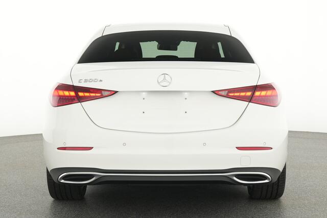 Mercedes-Benz C-KLASSE 300 e Plug-In Hybride Led koplampen | Achteruitrijcamera | Dodehoekassistent | Sfeerverlichting | Stoelverwarming voor. Inclusief 24 maanden MB Certified garantie voor Europa.