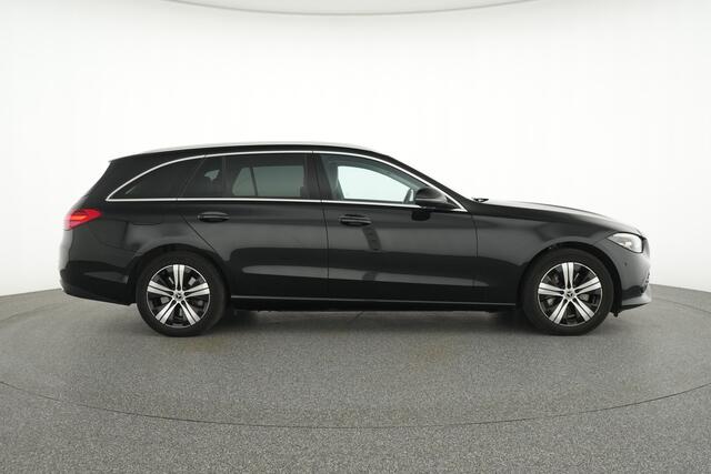 Mercedes-Benz C-KLASSE Estate 300 e Plug-In Hybride Trekhaak | Panorama Schuif-Kanteldak | Apple CarPlay | Easy-Pack Achterklep | Keyless-Go | Ledkoplampen. Inclusief 24 maanden MB Certified garantie voor Europa.