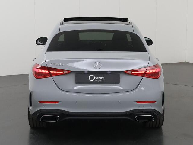Mercedes-Benz C-KLASSE 300 e Business Solution AMG | Panoramaschuifdak | Trekhaak | DIGITAL LIGHT | Nightpakket | dodehoekassistent | 360° camera |