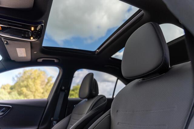 Mercedes-Benz C-KLASSE 300e Business Solution AMG | Night | Panoramaschuifdak | 360°-camera | DIGITAL LIGHT | Sfeerverlichting | 19" multispaaks AMG velgen |