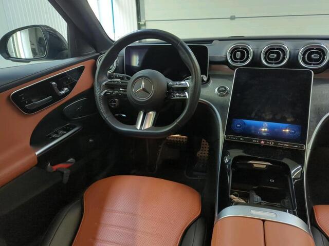 Mercedes-Benz C-KLASSE Estate 180 AMG Line Full Options NL Auto (¤ 69.167 New!) Panoramadak Burmester Audio Achterasbesturing Digital LED Koplamp Ambiente Premium Plus Pack Leder HUD Display Night Pack