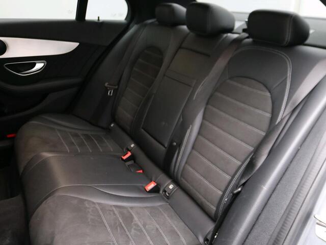 Mercedes-Benz C-KLASSE 180 AMG Nightpakket | Stoelverwarming | LED | Car Play | DAB | Digital Dashboard | Parkeerpakket met Camera | Inclusief 24 maanden Mercedes-Benz Certified garantie voor Europa.