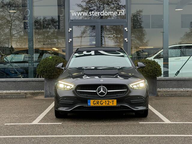 Mercedes-Benz C-KLASSE Estate 300 e Business Line Limited I Panorama dak I 360 camera I MBUX l Stoelverwarming I Sfeerverlichting l Tempomaat I Elektrische bed. Achterklep l Zomer en Winterset ( op afbeelding Winter ) l Voorverwarming l