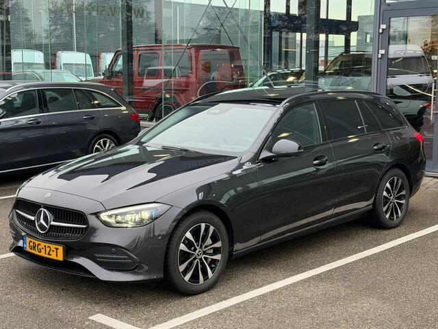 Mercedes-Benz C-KLASSE Estate 300 e Business Line Limited I Panorama dak I 360 camera I MBUX l Stoelverwarming I Sfeerverlichting l Tempomaat I Elektrische bed. Achterklep l Zomer en Winterset ( op afbeelding Winter ) l Voorverwarming l