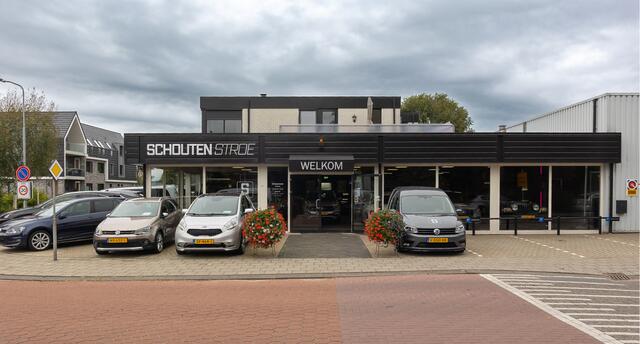 Mercedes-Benz C-KLASSE 180 AMG Line, Origineel NL, Panoramadak, Leder, Carplay, Stoelverwarming, Camera, Sfeerverlichting, Navigatie.