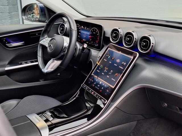Mercedes-Benz C-KLASSE Estate 200 Launch Edition Luxury Line | Trekhaak | Rijassistentiepakket | Achteruitrijcamera | Sfeerverlichting | Stoelverwarming | Dodehoekassistentie | Elektrische achterklep