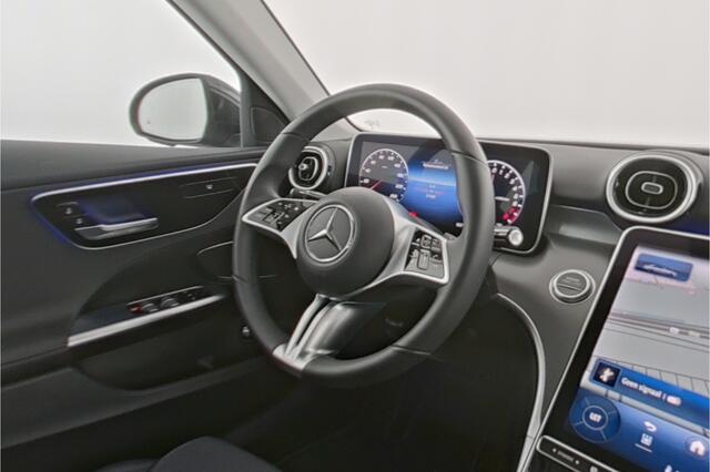 Mercedes-Benz C-KLASSE 300 e Plug-In Hybride | Trekhaak | Dode Hoek Ass | Sfeerverlichting | Car Play | Stoelverwarming | Parkeerpakket met Camera | Inclusief 24 maanden Mercedes-Benz Certified garantie voor Europa.