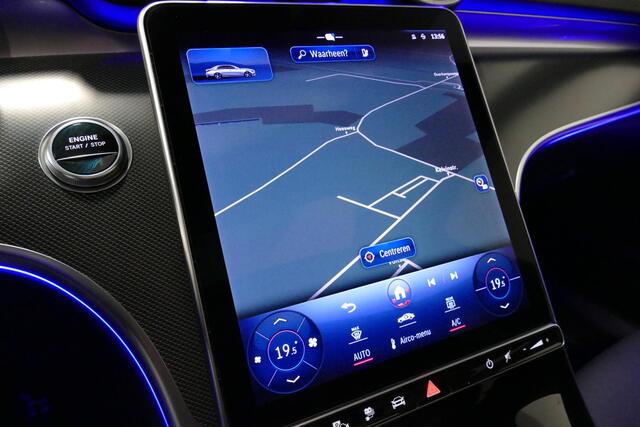 Mercedes-Benz C-KLASSE 300 e AMG Line / C63S AMG Diffuser / Panamericana Grill / Panoramadak / Digital Light (Laser) / Ambienteverlichting / Rondomzichtcamera / Apple Carplay - Android Auto / Stoelverwarming / Lederen bekleding / Stuurwiel verwarming / Dodehoek detectie / 20'' 