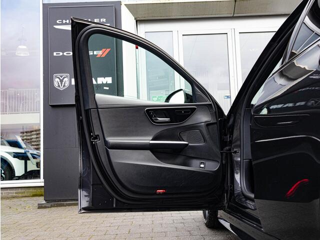 Mercedes-Benz C-KLASSE 200 Launch Edition AMG Line | Pano-dak | 19" | LED | NL auto |