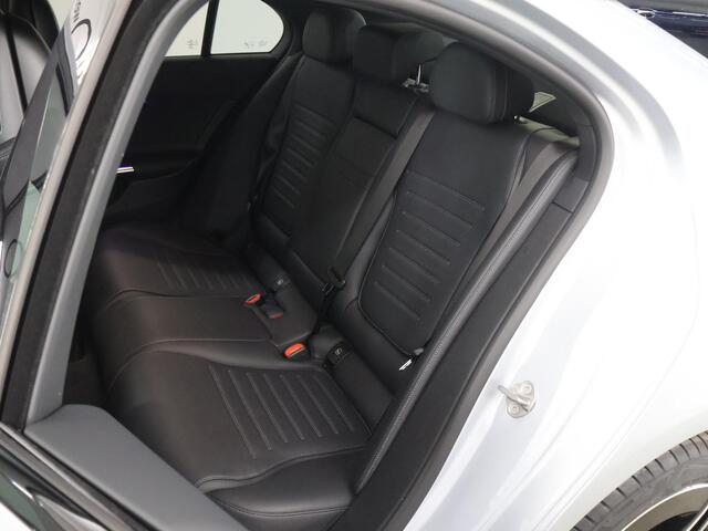 Mercedes-Benz C-KLASSE 300 e AMG Line | Night | Trekhaak | Sfeerverlichting | Stoelverwarming |