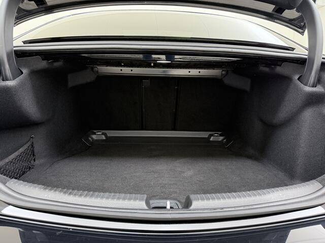 Mercedes-Benz C-KLASSE 200 AMG // Panoramadak // Trekhaak // Carplay // Camera // Nightpakket // Alarm // 19 inch // Sfeerverlichting