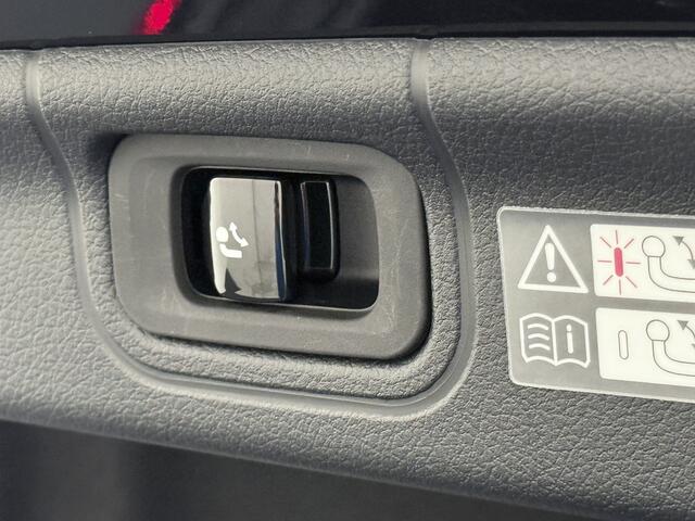 Mercedes-Benz C-KLASSE 200 AMG // Panoramadak // Trekhaak // Carplay // Camera // Nightpakket // Alarm // 19 inch // Sfeerverlichting