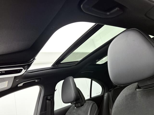 Mercedes-Benz C-KLASSE 300 e Business Solution AMG AMG Line | NIght Pakket | Panorama Schuif-Kanteldak | !9 Inch AMG Velgen | Memory Voorstoelen. Inclusief 24 maanden MB Certified garantie voor Europa.