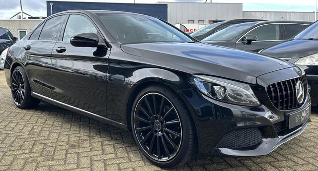 Mercedes-Benz C-KLASSE 180 Business Solution AMG | BOMVOL | Elektrisch Glazen Panorama-dak | Dodehoekdetectie | Trekhaak | Stoelverwarming | Navigatie | Achteruitrijcamera | 2 Sleutels | Sportonderstel |
