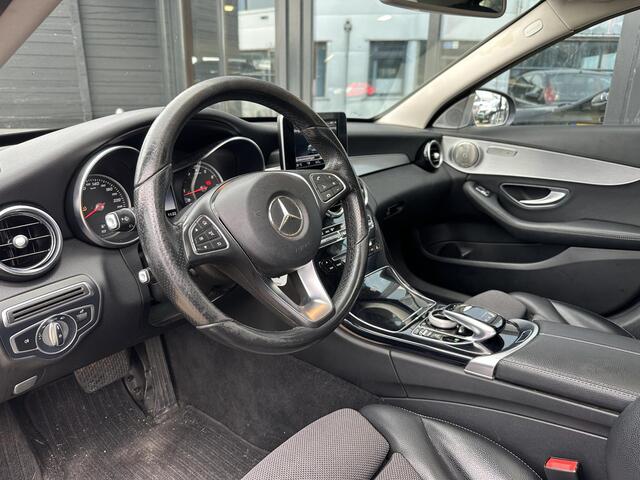 Mercedes-Benz C-KLASSE 180 Business Solution AMG | BOMVOL | Elektrisch Glazen Panorama-dak | Dodehoekdetectie | Trekhaak | Stoelverwarming | Navigatie | Achteruitrijcamera | 2 Sleutels | Sportonderstel |