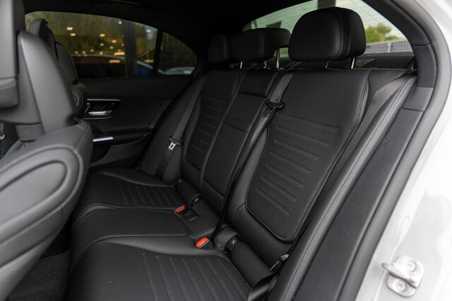 Mercedes-Benz C-KLASSE 180 Star Edition AMG | AMG line Plus | Panoramaschuifdak | Nightpakket | Trekhaak | Head-Up Display |