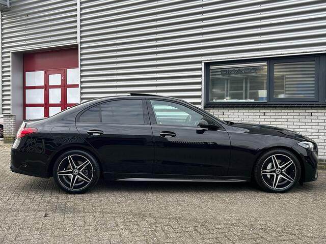 Mercedes-Benz C-KLASSE 180 Star Edition AMG | Night Pakket | Panoramadak | Sierdelen Lindehout Antraciet | Apple CarPlay | Android Auto | Dodehoekassistent | Elektrisch Verstelbare Stoelen + Memory | Stoelverwarming | Sfeerverlichting | Achteruitrijcamera